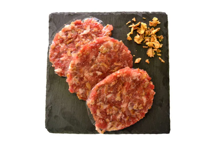 Hamburgueses de vedella amb ceba del nostre obrador sobre una pissarra